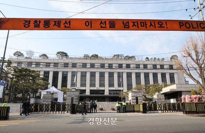 A police line is set up in front of the Constitutional Court in Jongno-gu, Seoul, on the 1st, as the impeachment trial of President Yoon Seok-yeol gained momentum. Photo by Senior Reporter Jeong Ji-yoon