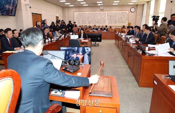 2차 <b>내란 특검법</b>, 발의 하루만에 법사위 소위 통과···여당은 퇴장