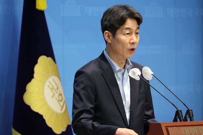 <b>윤건영</b> “윤, <b>경호</b>처에 ‘칼이라도 휴대해 무조건 막으라’ <b>지시</b>”