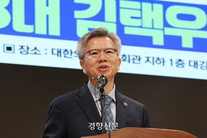 <b>의협 회장</b>, 정부 ‘유화책’ 일축…“정부에 끌려 가지 않겠다”