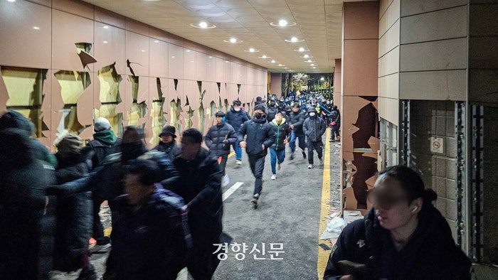 [단독] 법사위, 윤 지지자들 ‘<b>서부지법</b> 난동 사태’ 현안질의 추진