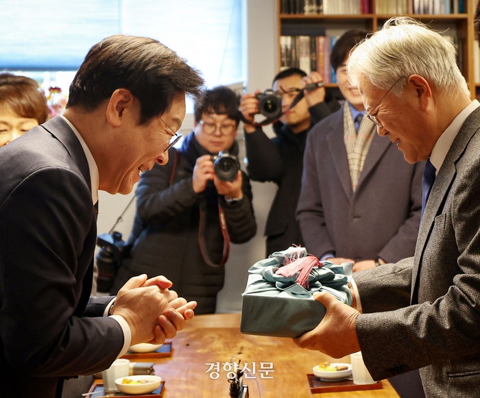[단독] <b>문재인</b>, <b>이재명</b> 만나 “이 대표와 거리 둔 사람 포용해야”