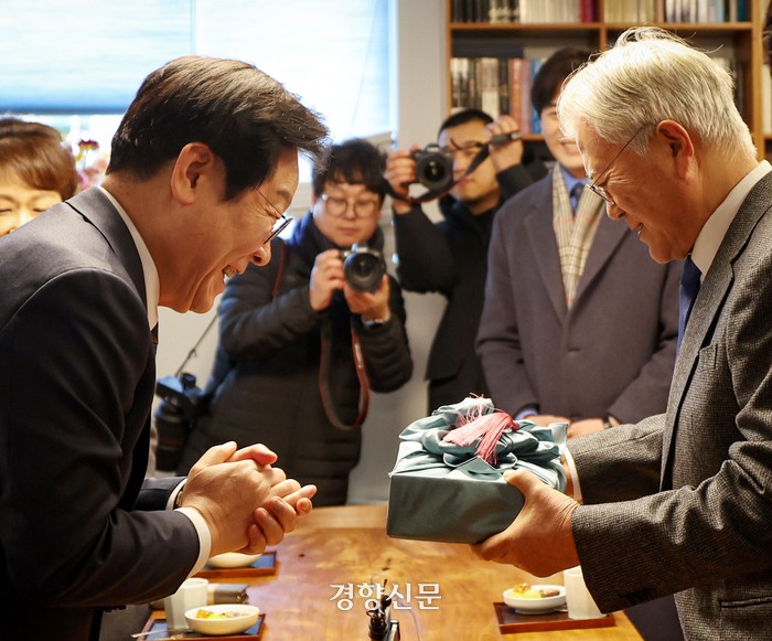 [단독] <b>문재인</b>, <b>이재명</b> 만나 “이 대표에게 비판적인 분들 포용해야”