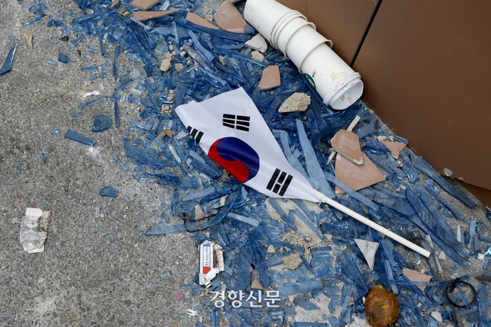 경찰, <b>서부지법</b> 난입해 소화기로 문 부순 ‘<b>녹색 점퍼 남성</b>’ 구속영장...