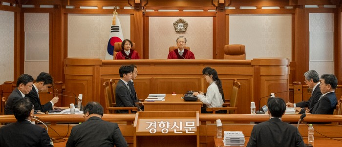 5일 서울 종로구 헌법재판소에서 열린 한덕수 국무총리 탄핵심판 두 번째 변론준비기일. 김복형 헌법재판관(왼쪽)과 김형두 헌법재판관이 착석해 있다. 한수빈 기자