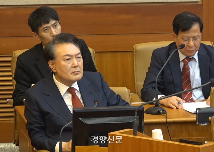 [속보]수방사 <b>경비단장</b> “이진우가 ‘국회 들어가 의원들 끌어내라’ 지...
