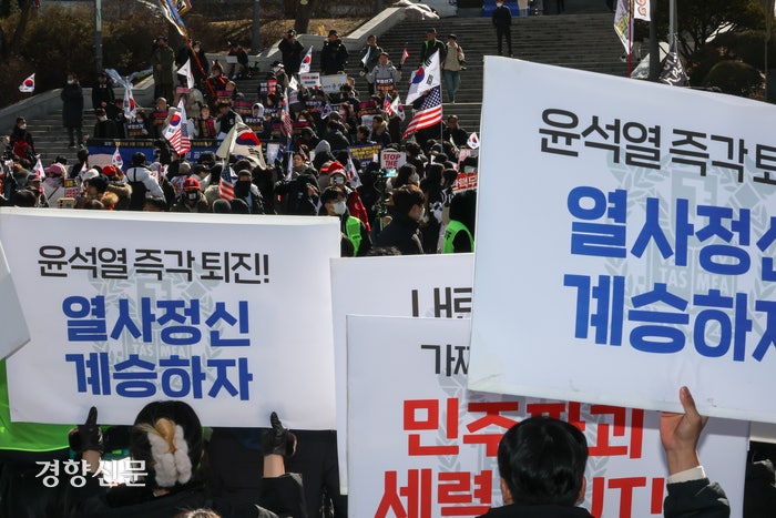 <b>윤석열 탄핵</b> 찬반 <b>집회</b>가 열리는 <b>서울대</b> 광장 [현장 화보]