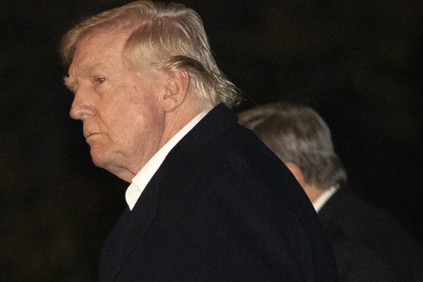美國總統唐納德·特朗普（Donald Trump）穿過華盛頓白宮以南的草坪。ap yonhap新聞