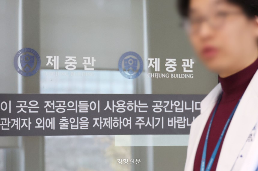 上個月18日,一名醫務人員正在首爾大學醫院的一個主要空間經過。記者漢·索(Han Soo -bin)