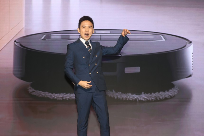 Dan Cham Robo Rak Asia-太平洋營銷經理在上個月20日在首爾的Gangnam -Gu的Parnas Hotel舉行的新Robo -Rak產品介紹中問候。Yonhap新聞