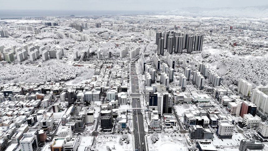 在第三天早晨,甘尼,甘旺(Gangneung),甘旺(Gangwon)和整個城市變成白色的大雪。由甘納市提供