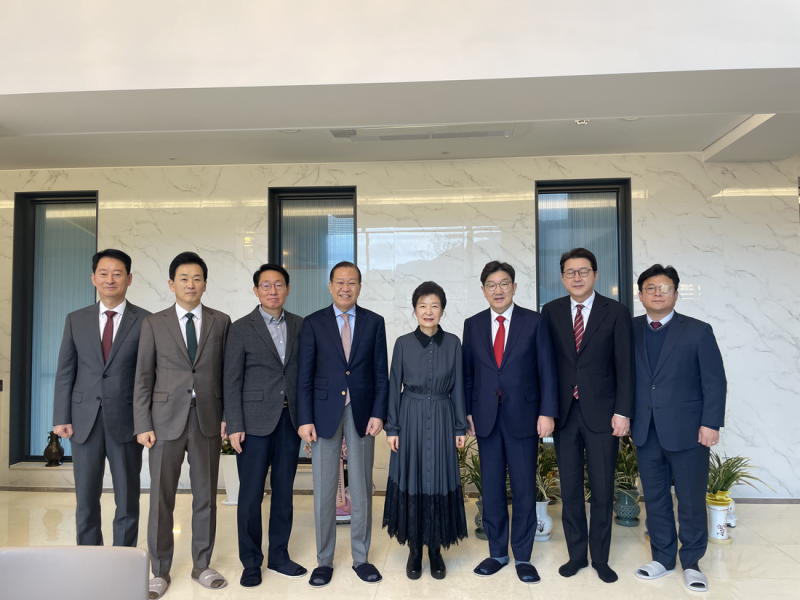 국힘 지도부 만난 <b>박근혜</b> “집권당 대표, 소신 지나쳐 사사건건 대립각...