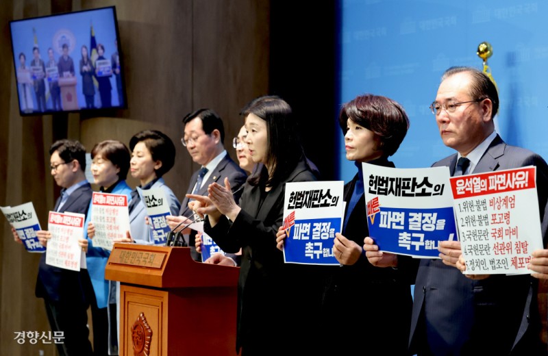 머리 밀고, 곡기 끊고, 집회 열고…민주당 ‘윤 파면’ 장외투쟁