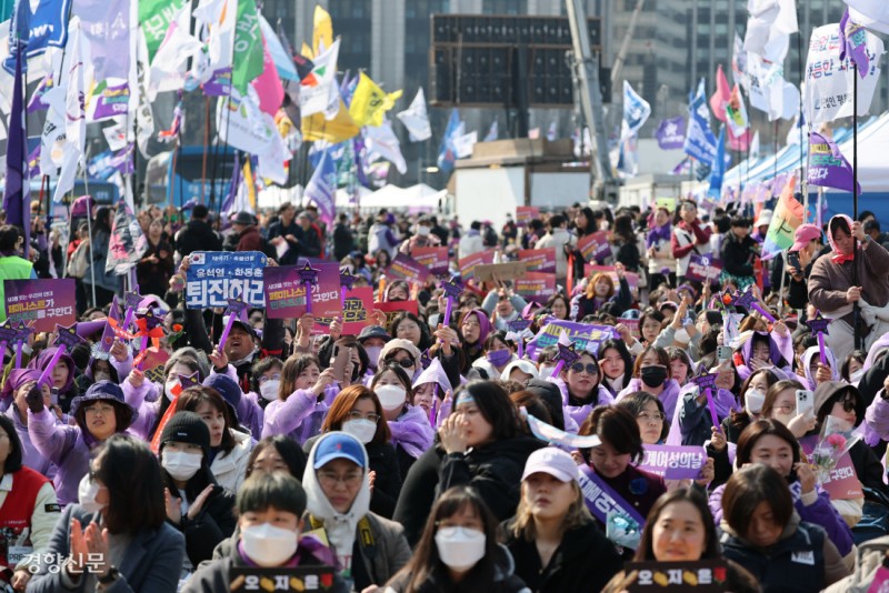 보랏빛 물결 속 ‘퇴진’ 찾아낸 집중력…그 관심, 세상 향한 따뜻한 시선 되길[금주의 B컷]