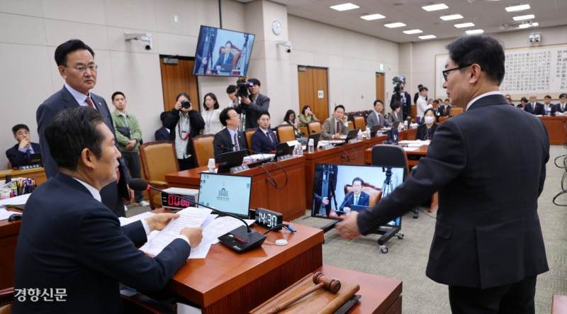 여 “공수처 수사가 내란” 야 “짜고 치는 고스톱”…‘윤 석방’ 공방