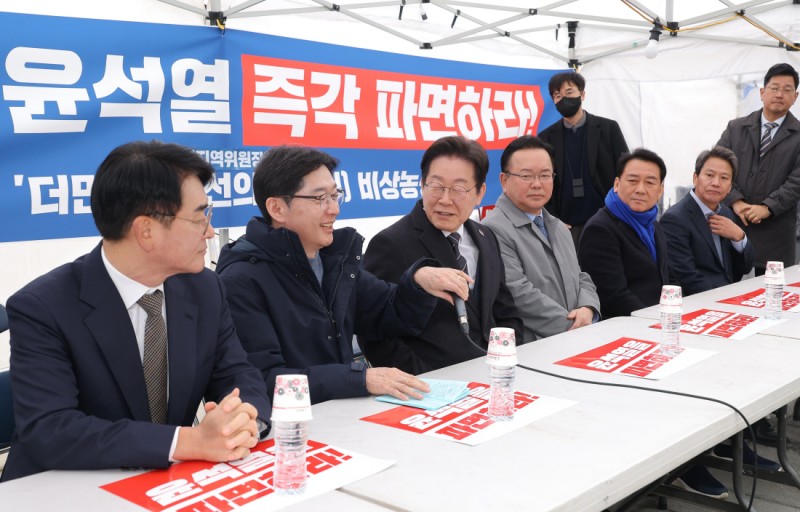 다시 뭉친 이재명·비명계 “윤석열 즉각 파면” 한목소리
