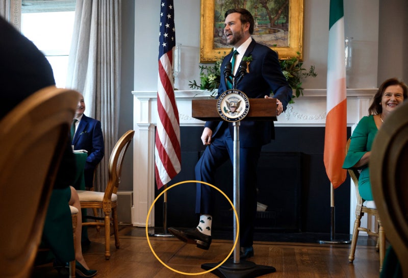 “양말 맘에 드는데? 뭐야, 집중이 안 되잖아”…트럼프 시선 홀린 밴스의 ‘양말 외교’