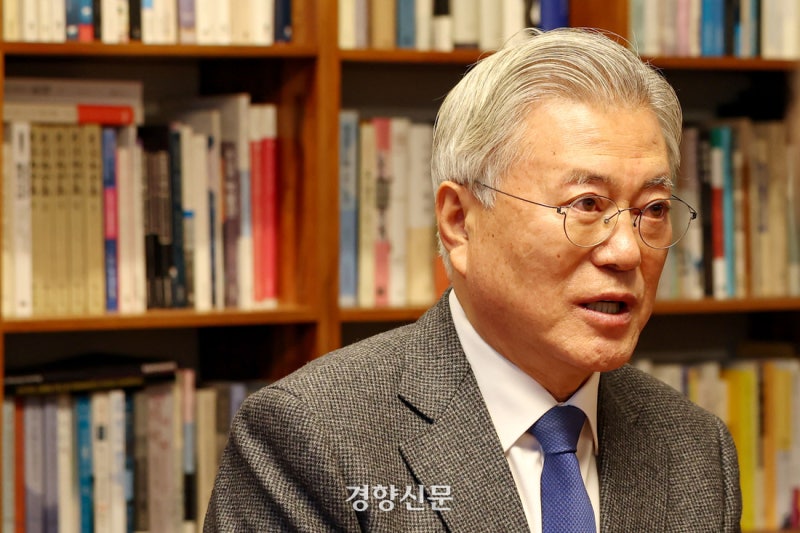 <b>문재인</b> “조속한 <b>탄핵</b> 결정 촉구…이번 주 넘기지 않도록”