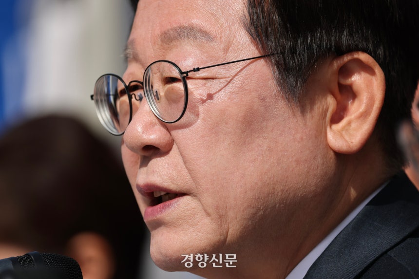 이재명 더불어민주당 대표가 26일 서울 광화문 천막당사에서 열린 최고위원회의에 참석해 있다. 이준헌 기자