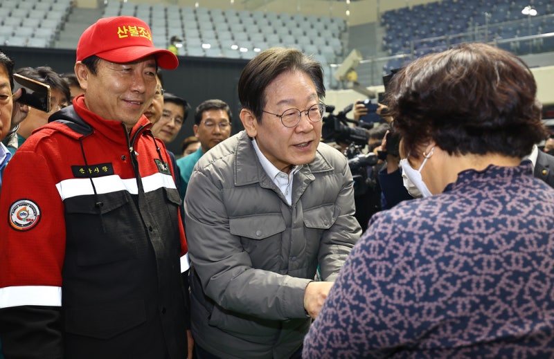 <b>이재명</b>, 안동 이어 이틀째 <b>산불</b> 현장…경북 의성 <b>고운사</b> 찾는다