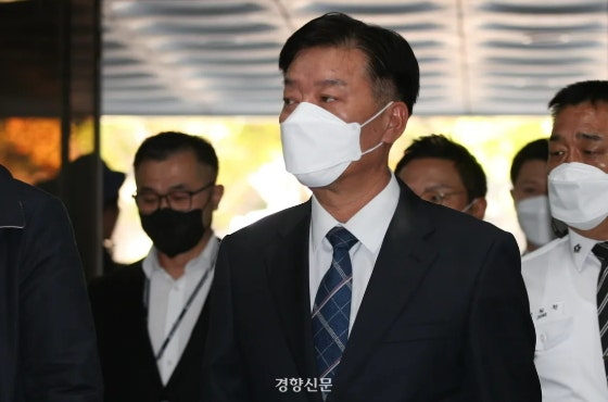 검찰, ‘경비<b>함정 비리</b> 혐의’ <b>김홍희</b> 전 <b>해경청장</b> 구속 기소