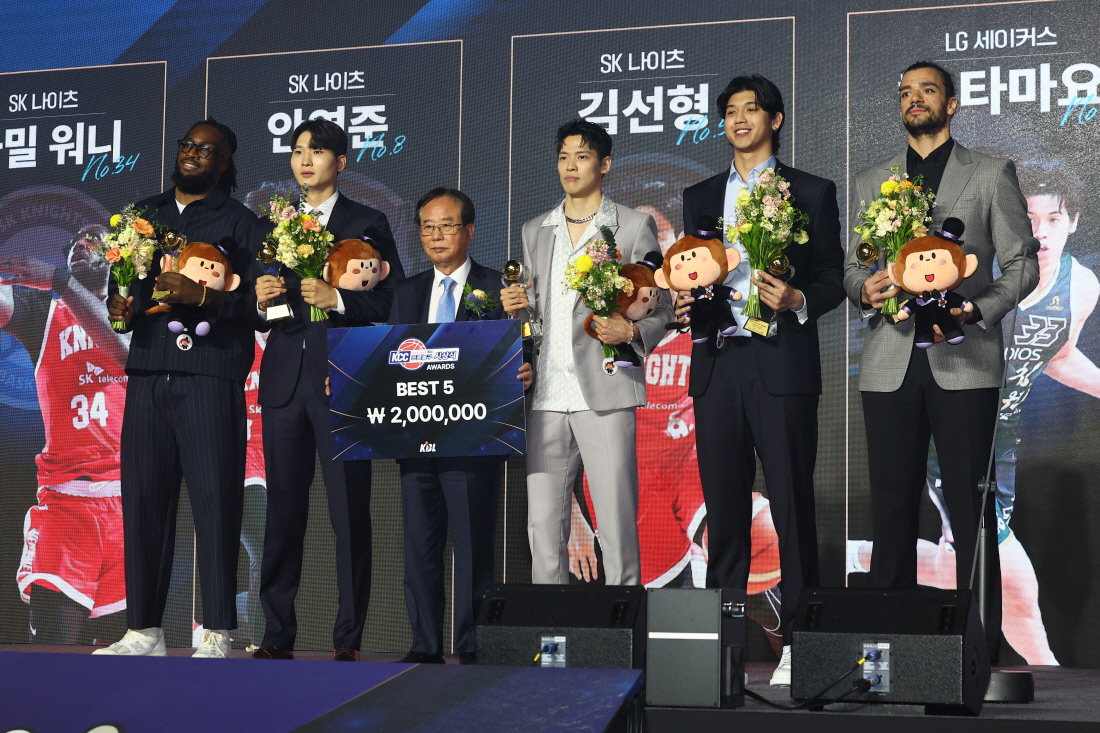 안영준 첫 영광, 워니는 4번째 MVP…‘잔칫상’도 SK 몫