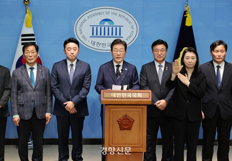 <b>이재명</b>, <b>경선 캠프</b> 공개…‘친명’ 색채 빼고 ‘원팀’ 부각