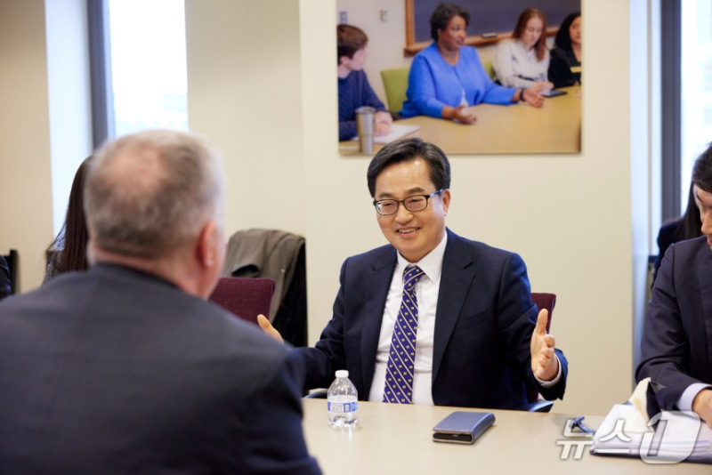 스티븐 비건, <b>김동연</b> 만나 “<b>관세</b> 문제 여전히 <b>협상</b> 여지 남아”