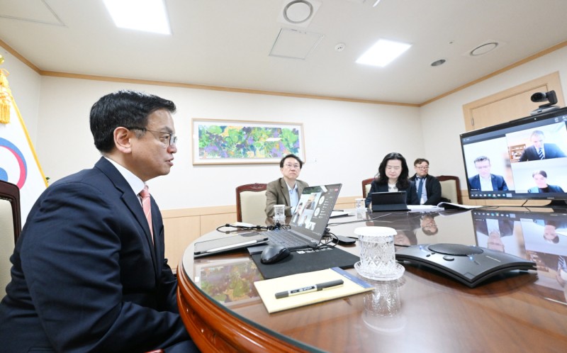 각국 ‘경기침체 막자’ 큰돈 풀기…한국은 ‘10조원 추경’ 역부족