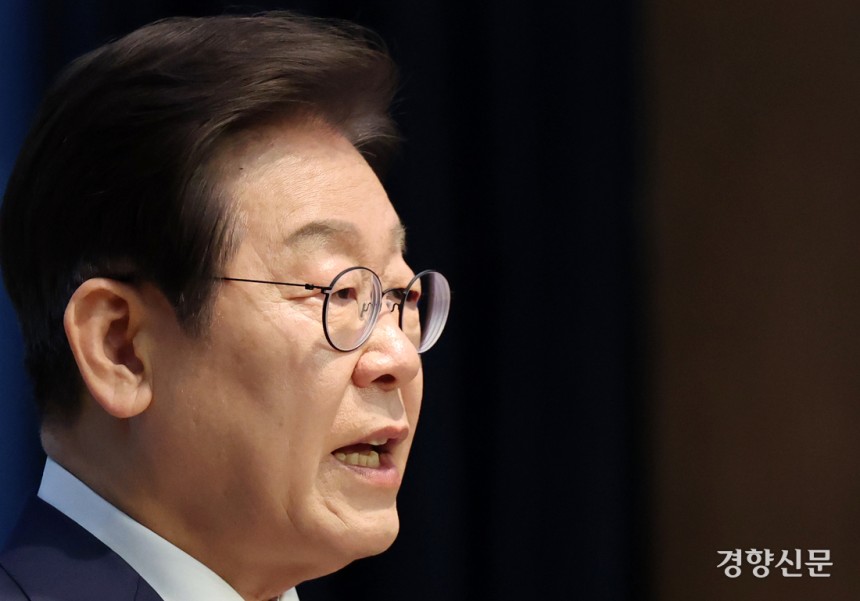 이재명 더불어민주당 대선 예비후보가 지난 11일 국회 소통관에서 대선 비전 및 캠프 인선 발표를 하고 있다. 박민규 선임기자