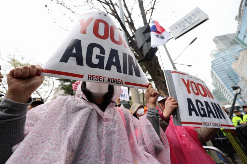 윤, 재판장 “직업은 전직 대통령” 발언에 ‘끄덕’…검찰 ‘군대 투입’ 언급에는 인상 쓰고 절레절레