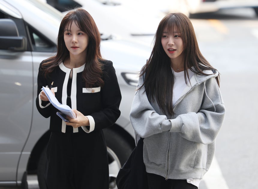 유튜버 쯔양(본명 박정원·오른쪽)이 가로세로연구소 대표 김세의씨를 협박 등의 혐의로 고소한  뒤 16일 고소인 조사를 위해 김태연 변호사와 함께 서울 강남구 강남경찰서로 출석하고 있다. 연합뉴스