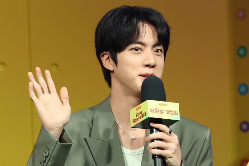 민박집 직원된 BTS 진···‘대환장 기안장’에서 비 맞으며 야외 취침까지