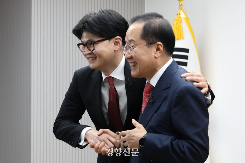 ‘키높이 <b>설전</b>’ <b>홍준표</b>·<b>한동훈</b> 이번엔 ‘화기애애’···“잘 생겼지...