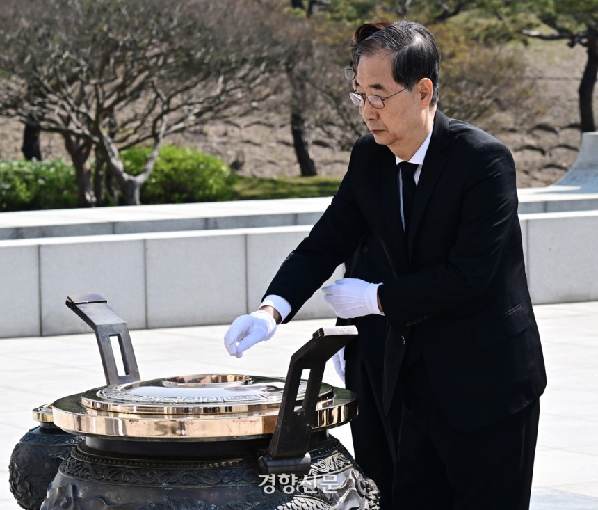 한덕수 대통령 권한대행이 지난 25일 대전 유성구 국립대전현충원 현충광장에서 열린 제2회 순직의무군경의날 기념식에서 분향하고 있다. 대통령실사진기자단