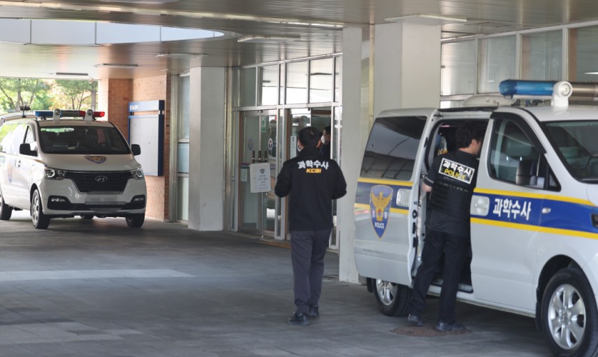 현장 수사 경찰이 28일 흉기난동 사건이 발생한 충북 청주 한 고등학교에서 수사를 하고 있다. 연합뉴스