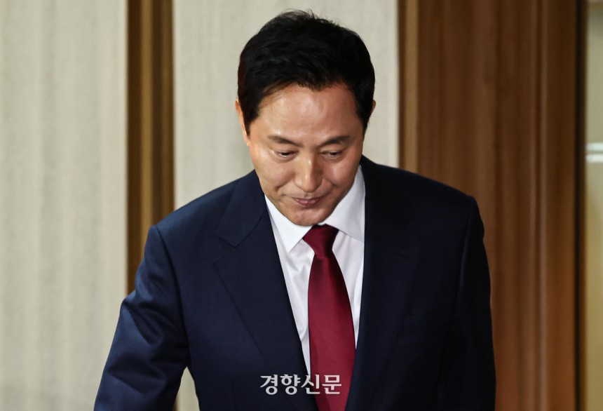오세훈 서울시장이 지난달 20일 서울시청에서 금일 실시된 검찰 압수수색에 대해 입장을 밝힌 후 청사를 나서고 있다. 문재원 기자