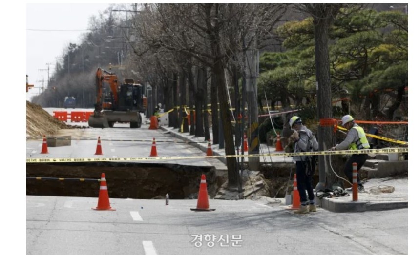 지난 3월 26일 서울 강동구 땅꺼짐(싱크홀) 사고 현장에서 복구 관계자들이 현장을 살펴보고 있다. 문재원 기자