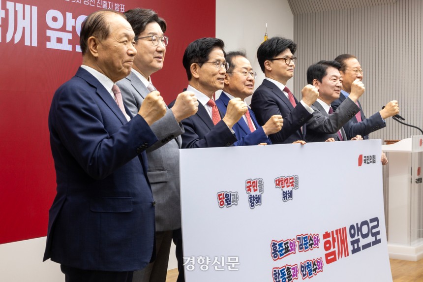 국민의힘 대선 3차 경선 진출자를 발표하는 29일 서울 여의도 국민의힘 중앙당사에서 후보들이 피켓 퍼포먼스를 한 후 기념촬영을 하고 있다. 왼쪽부터 황우여 경선관리위원장, 권성동 원내대표, 김문수·홍준표·한동훈·안철