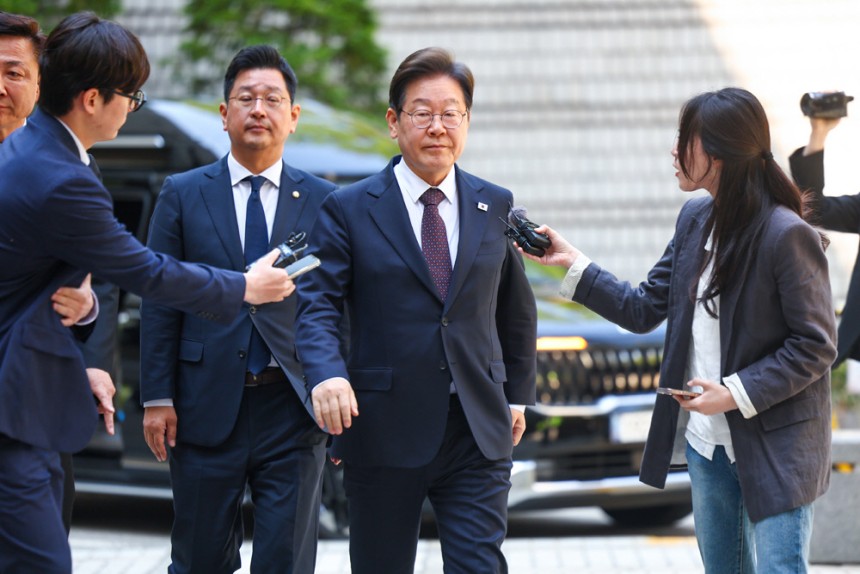 법정으로 가는 길 이재명 더불어민주당 대선 후보가 29일 서울 서초구 서울중앙지법에서 열린 ‘대장동 배임 및 성남FC 뇌물’ 의혹 관련 1심 공판에 출석하고 있다. 연합뉴스