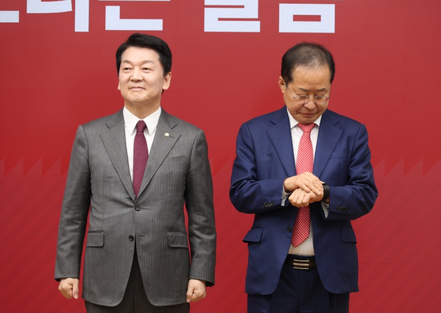 안철수·홍준표 국민의힘 대선 경선 후보가 29일 서울 여의도 국민의힘 당사에서 열린 2차 경선에서 탈락한 뒤 결선 진출 후보들의 소감을 듣고 있다. 국회사진기자단