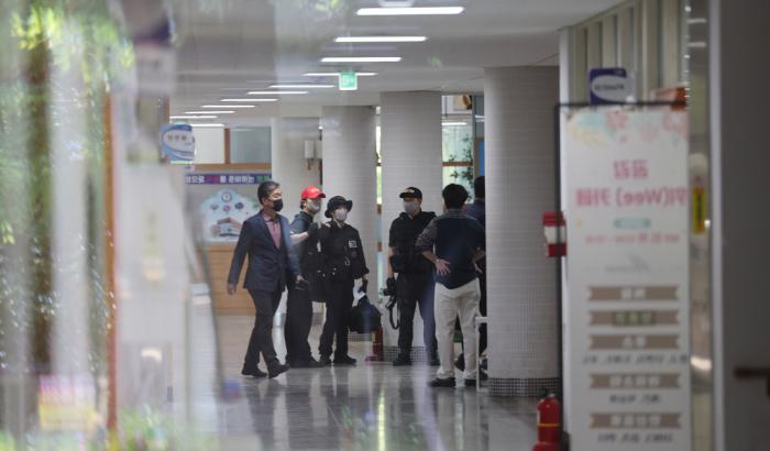 학생 흉기 난동이 발생한 청주의 한 고등학교에서 경찰 등이 지난 28일 사고 상황을 파악하고 있다. 연합뉴스