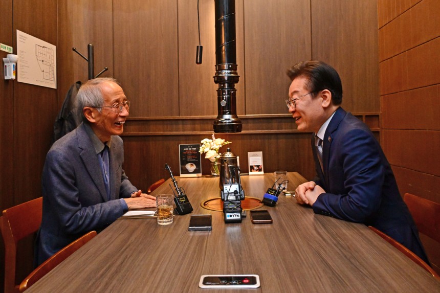 윤여준 전 환경부 장관(왼쪽)이 지난해 10월 이재명 더불어민주당 대선 후보(당시 당 대표)와 만나 이야기를 나누며 웃고 있다. 성동훈 기자