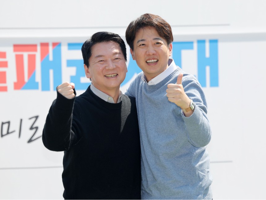 국민의힘 대선 경선 후보였던 안철수 의원과 이준석 개혁신당 대선 후보가 지난 25일 경기도 성남시 판교역 앞 광장에서 열린 인공지능(AI) 관련 ‘미래를 여는 단비토크’에서 만나 포옹하고 있다. 연합뉴스