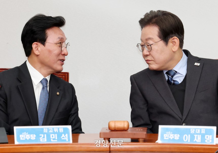 이재명 더불어민주당 대선 후보와 김민석 최고위원이 지난 9일 국회에서 열린 최고위원회의에서 대화하고 있다. 박민규 선임기자