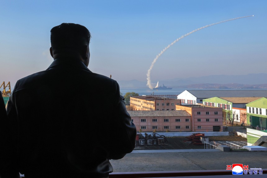 김정은 북한 국무위원장이 신형 ‘다목적 구축함’인 최현함에서 진행된 첫 무장 시험사격을 참관했다고 조선중앙통신이 30일 보도했다. 연합뉴스