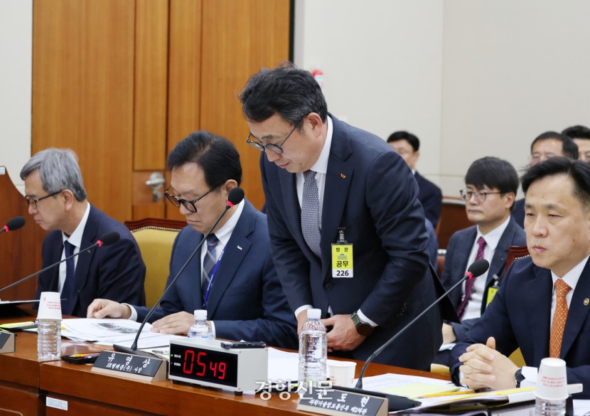 유영상 sk텔레콤 사장(오른쪽에서 두번째)이 30일 국회 과학기술정보방송통신위원회 청문회에서 사과하고 있다.   박민규 선임기자