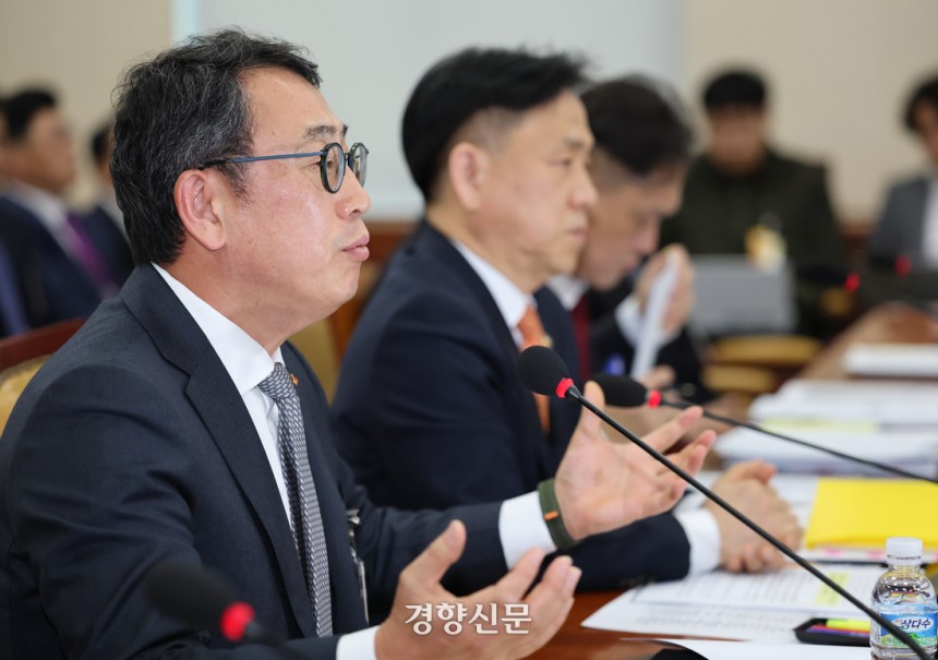 유영상 SK텔레콤 대표(왼쪽)가 30일 국회 과학기술정보방송통신위원회 청문회에서 의원질의에 답하고 있다.  박민규 선임기자