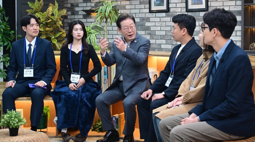이재명 더불어민주당 대선 후보가 30일 서울 구로구 한 스튜디오에서 열린 ‘슬기로운 퇴근생활’ 직장인 간담회에서 이야기를 하고 있다. 국회사진기자단