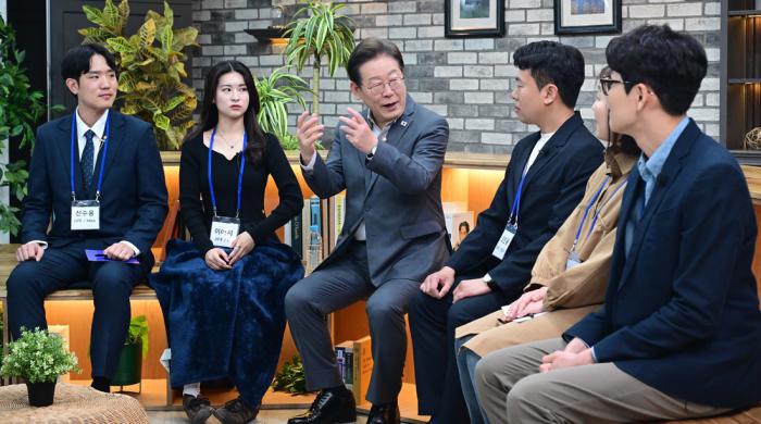 이재명 더불어민주당 대선 후보가 30일 서울 구로구 한 스튜디오에서 열린 ‘슬기로운 퇴근생활’ 직장인 간담회에서 이야기를 하고 있다. 국회사진기자단